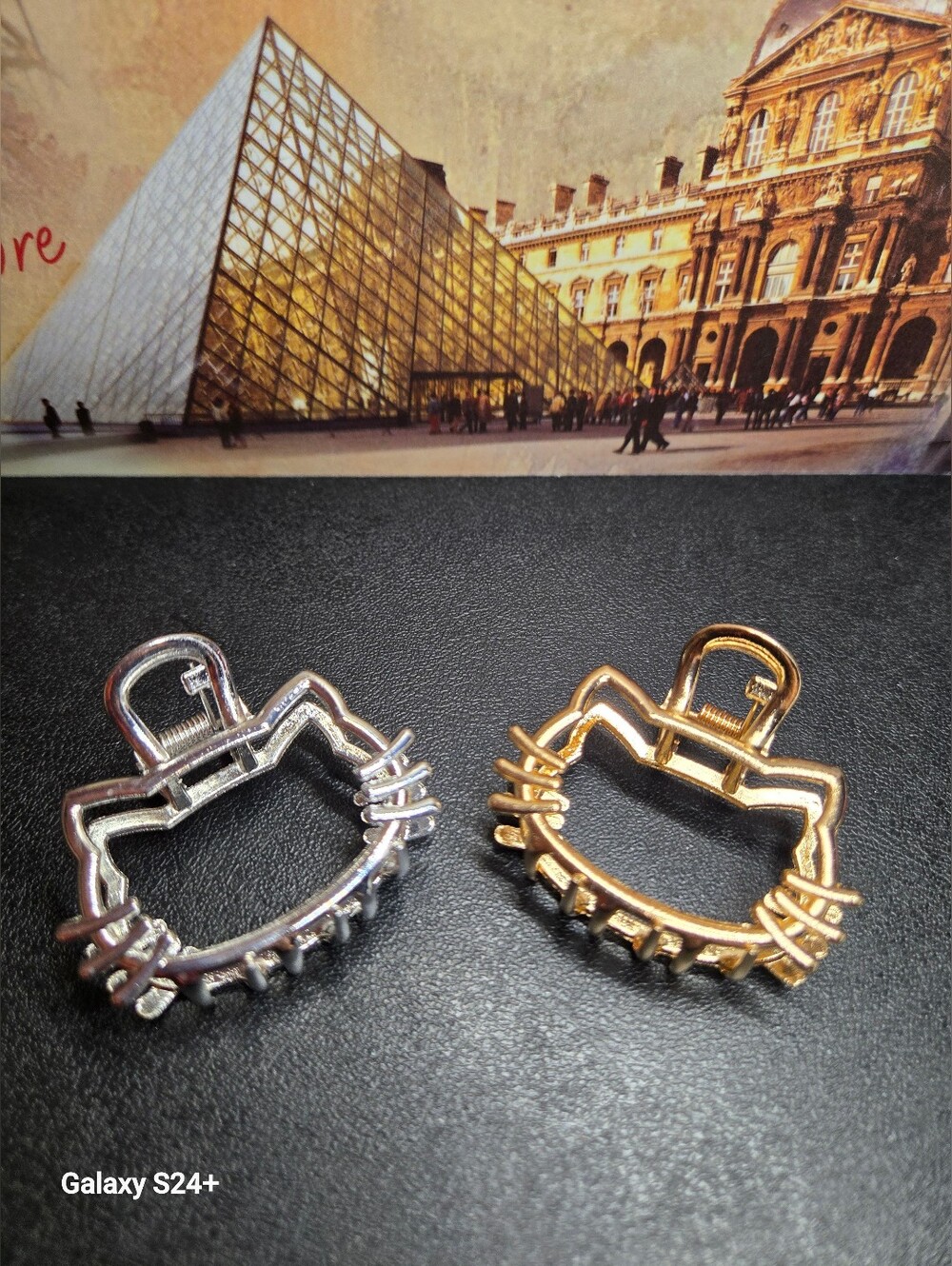 ✨️FASHION SET OF 2 HK OUTLINE HAIR CLIPS- GOLD & SILVER